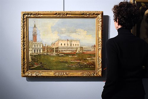 Venise, la Régate Historique défile sous le Palais des Doges.